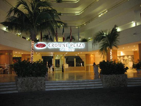 Crown Plaza Acapulco pool