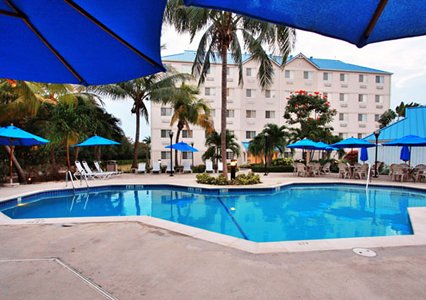 Comfort Suites Cayman Island exterior 2