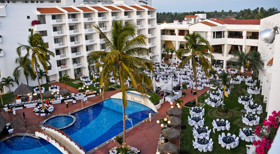 Grand Marival And Suites piscine coucher du soleil