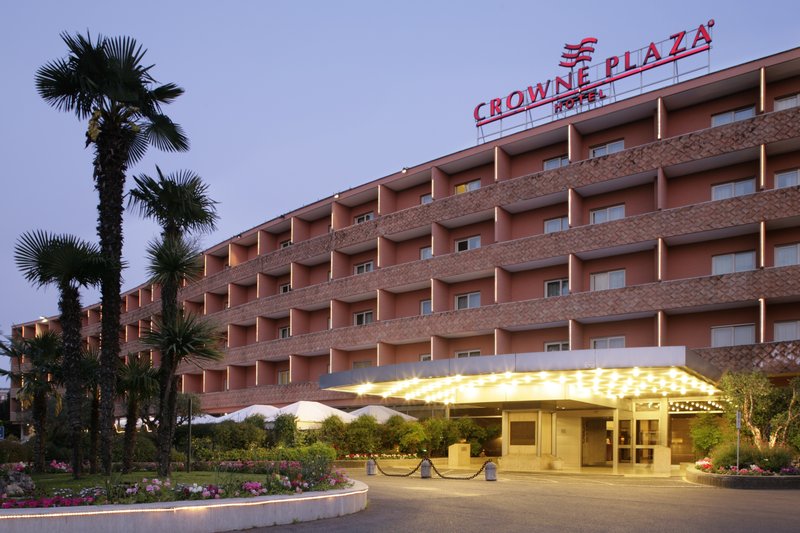 Crowne Plaza St Peter extérieur le soir